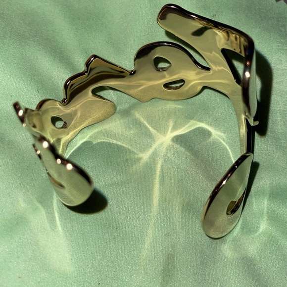 ❤️SOLD❤️Preloved Fendi name bangle bracelet gold color great condition. - Picture 11 of 11